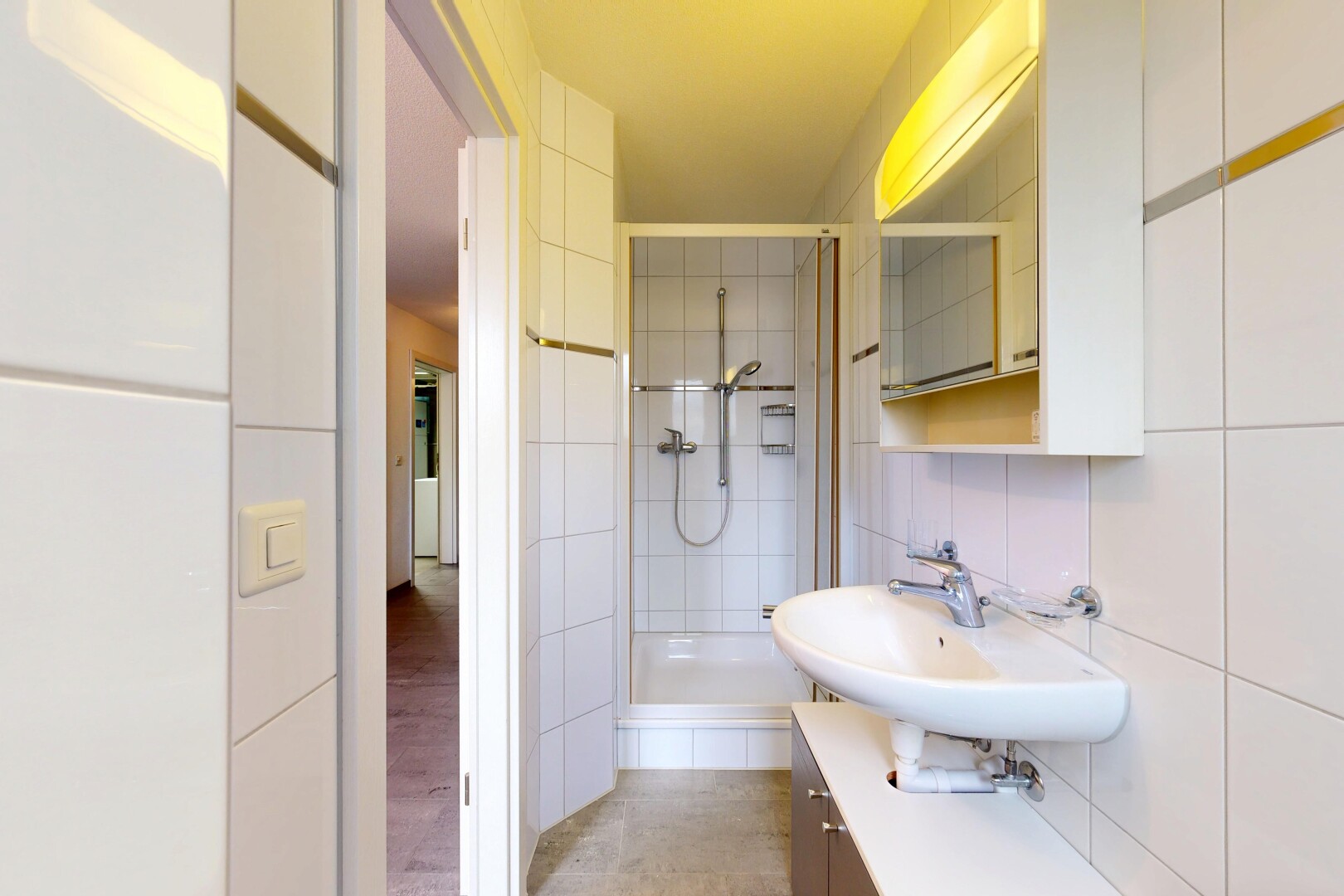 salle de bains avec miroir, douche, salle de bain complète, light floor, et évier
