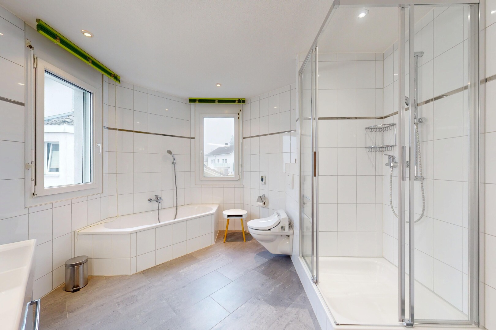 salle de bains avec mur en carrelage, tile wall, salle de bain complète, lumière naturelle, et natural light