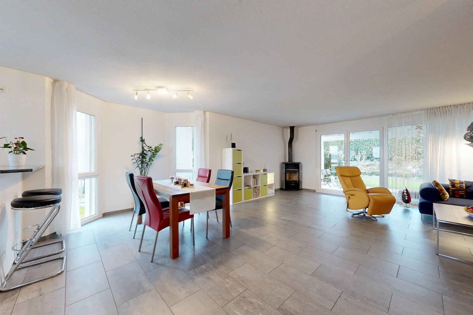 salon / salle à manger avec poêle à bois, inside property, natural light, lumière naturelle, et drywall