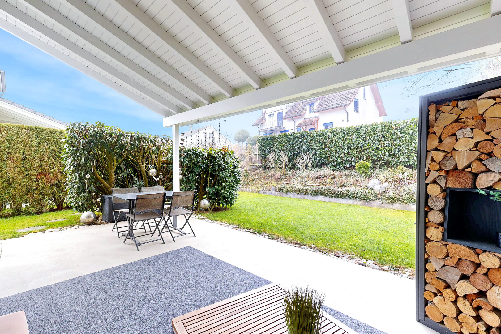 terrasse avec coin repas extérieur, terrasse, day time, pelouse, et clôture