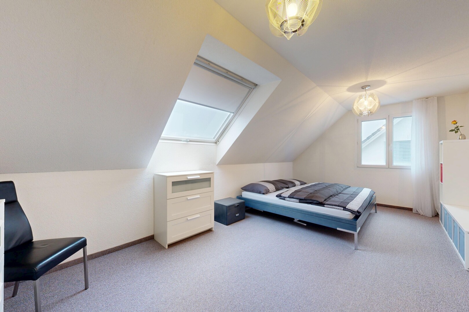 chambre avec carpet, moquette, drywall, cloison sèche, et pièce supplémentaire