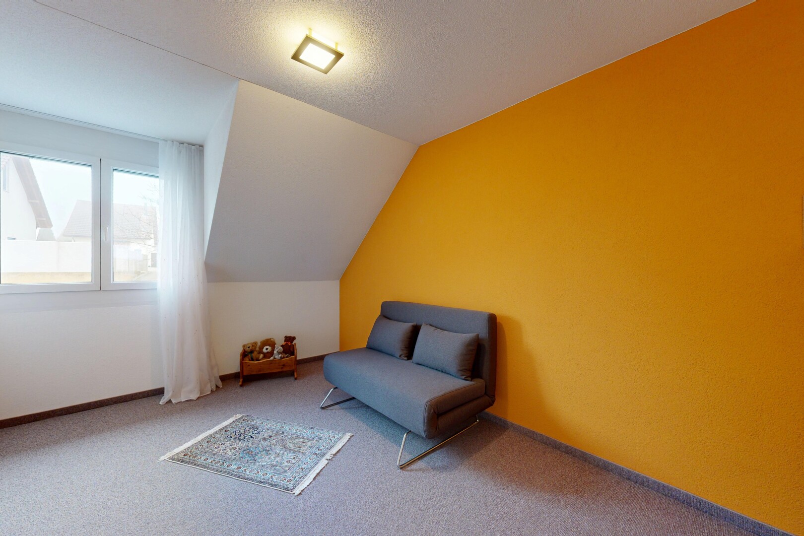 salon avec plafond voûté, vaulted ceiling, moquette, carpet, et lumière naturelle