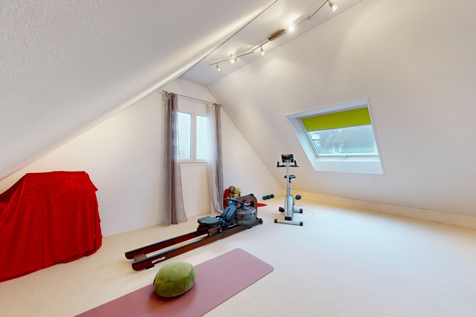 gym avec plafond voûté, vaulted ceiling, éclairage sur rail, track lighting, et plafond bas