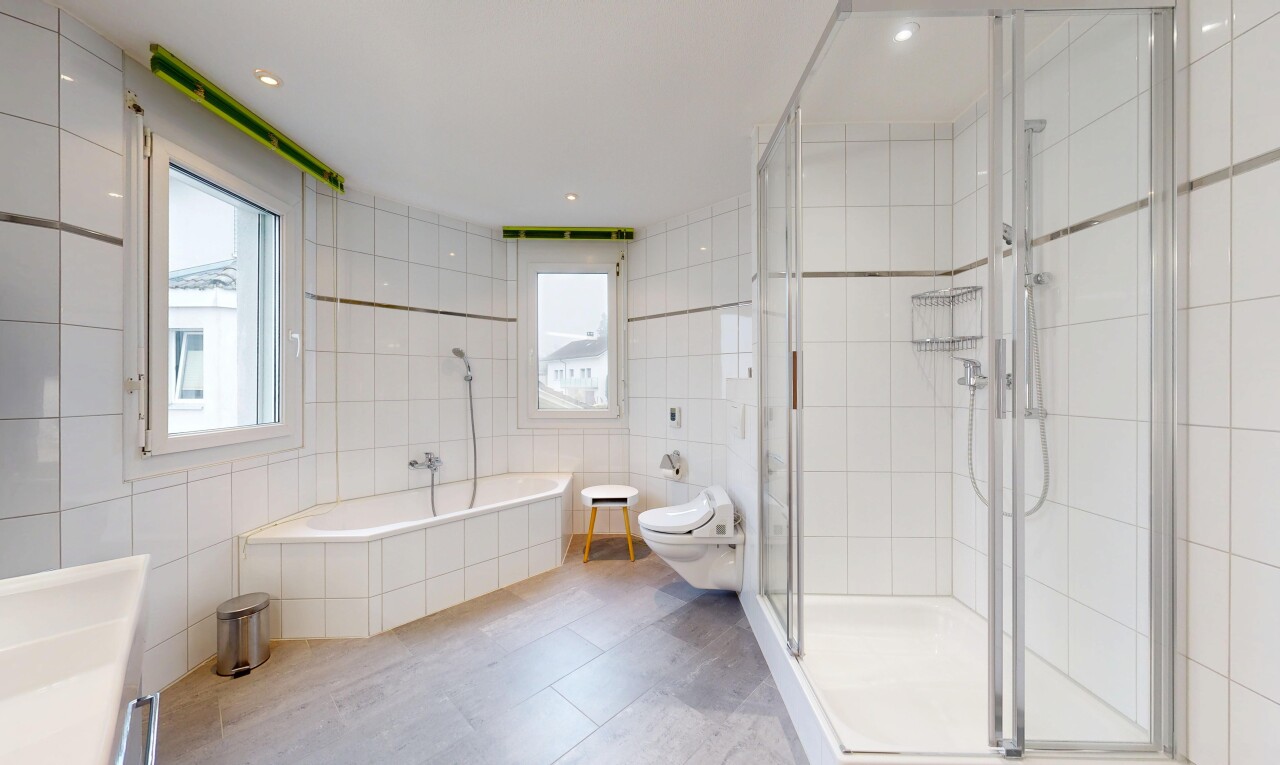 salle de bains avec mur en carrelage, tile wall, salle de bain complète, lumière naturelle, et natural light