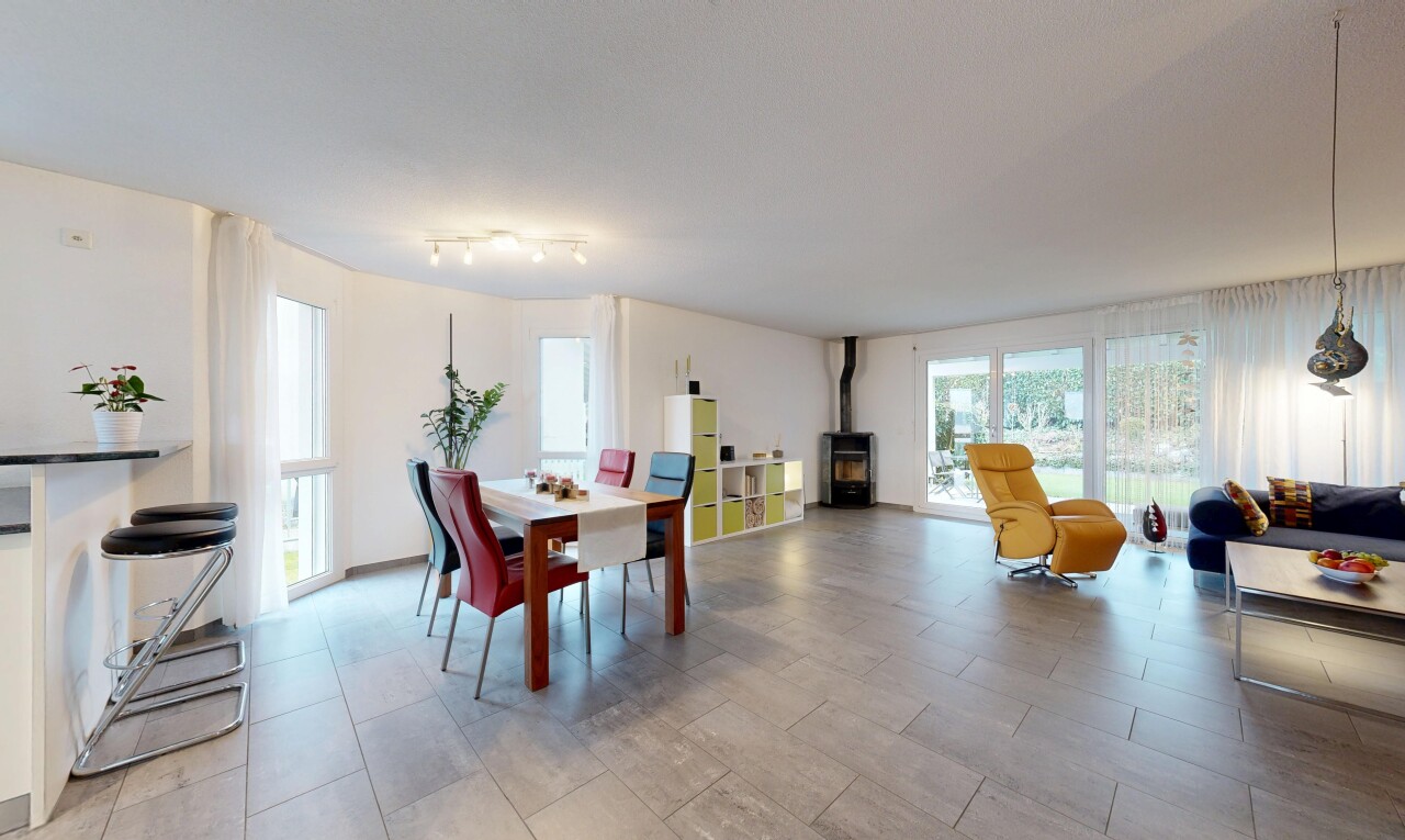 salon / salle à manger avec poêle à bois, inside property, natural light, lumière naturelle, et drywall