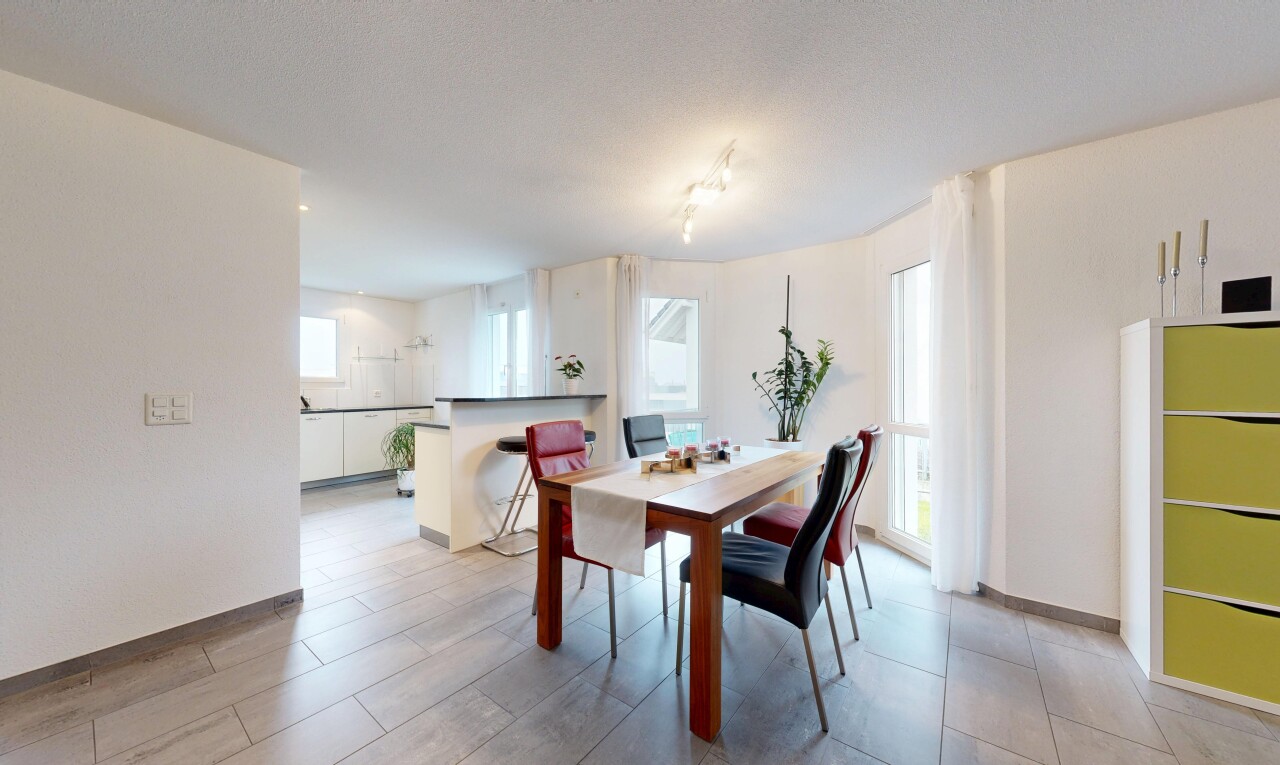 salle à manger avec inside property, cloison sèche, drywall, lumière naturelle, et natural light