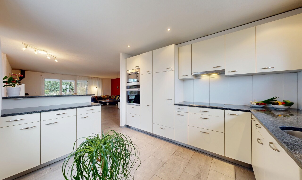 cuisine avec dark countertops, two heights countertops, lumière naturelle, natural light, et light floor