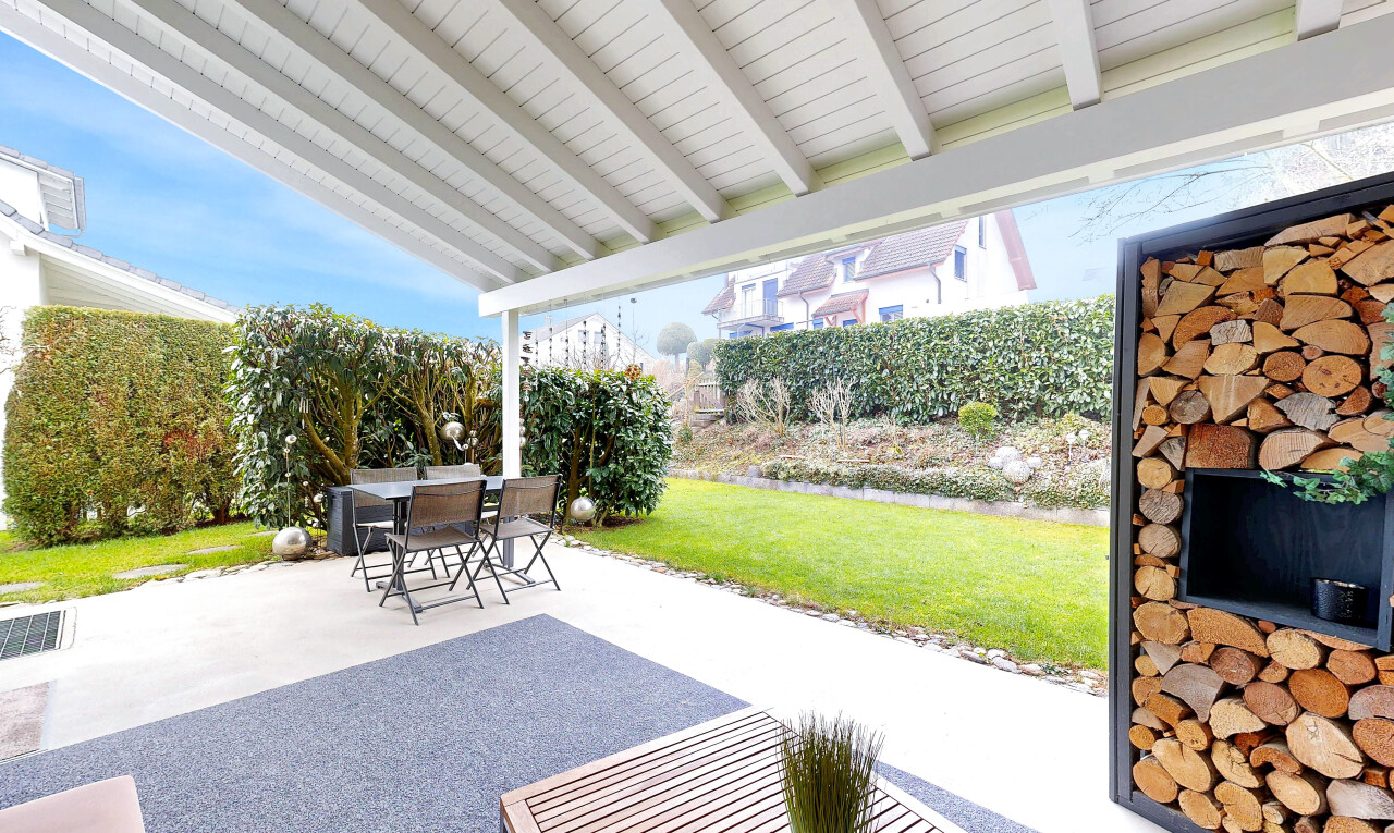 terrasse avec coin repas extérieur, terrasse, day time, pelouse, et clôture