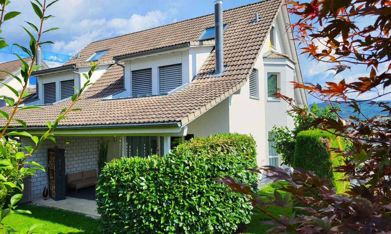 façade avec toit en tuiles, property visible, day time, et bardage en stuc