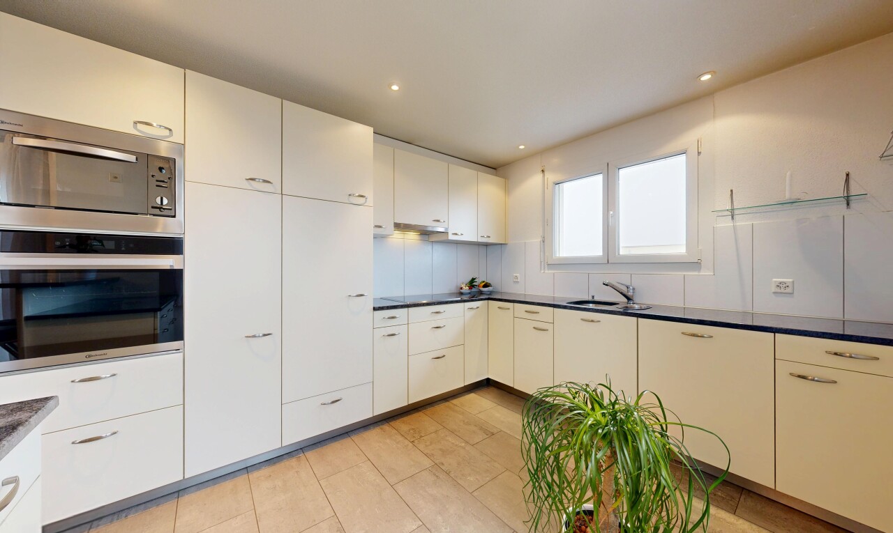 cuisine avec four, micro-ondes, dark countertops, plans de travail, et lumière naturelle