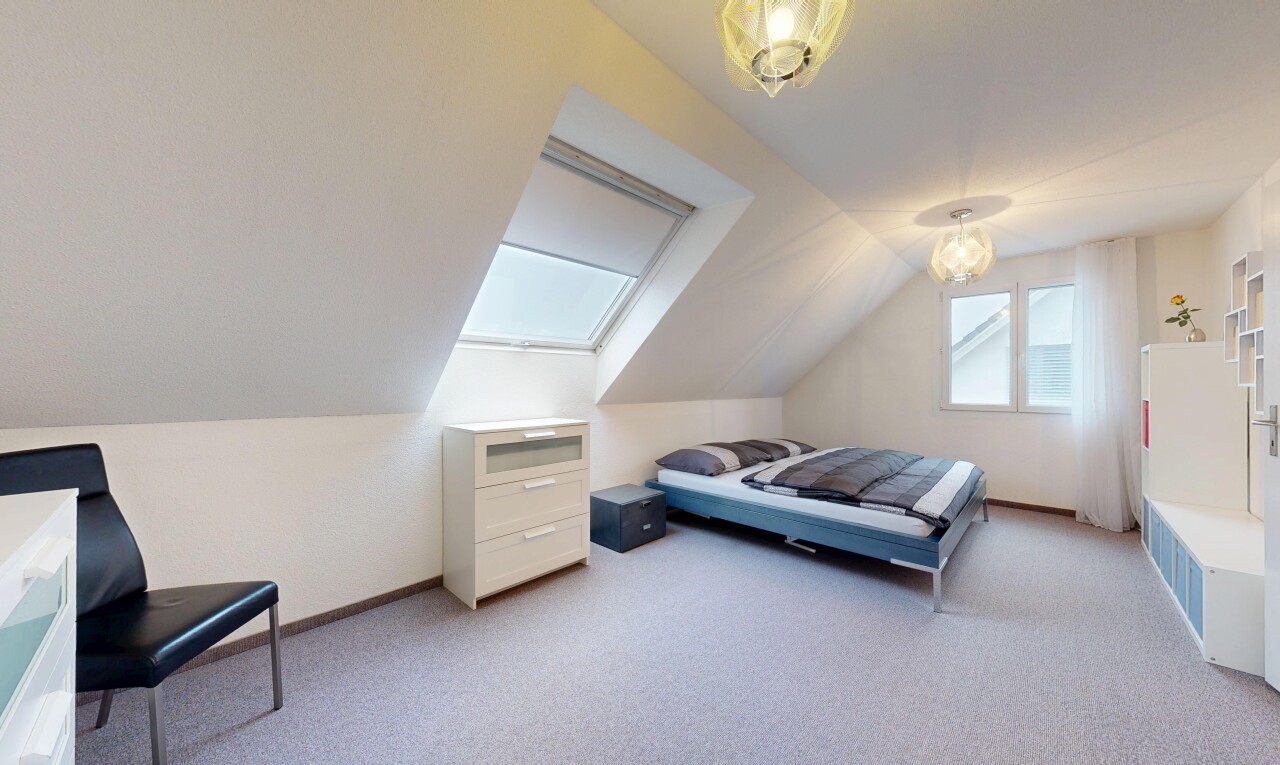 chambre avec carpet, moquette, drywall, cloison sèche, et pièce supplémentaire