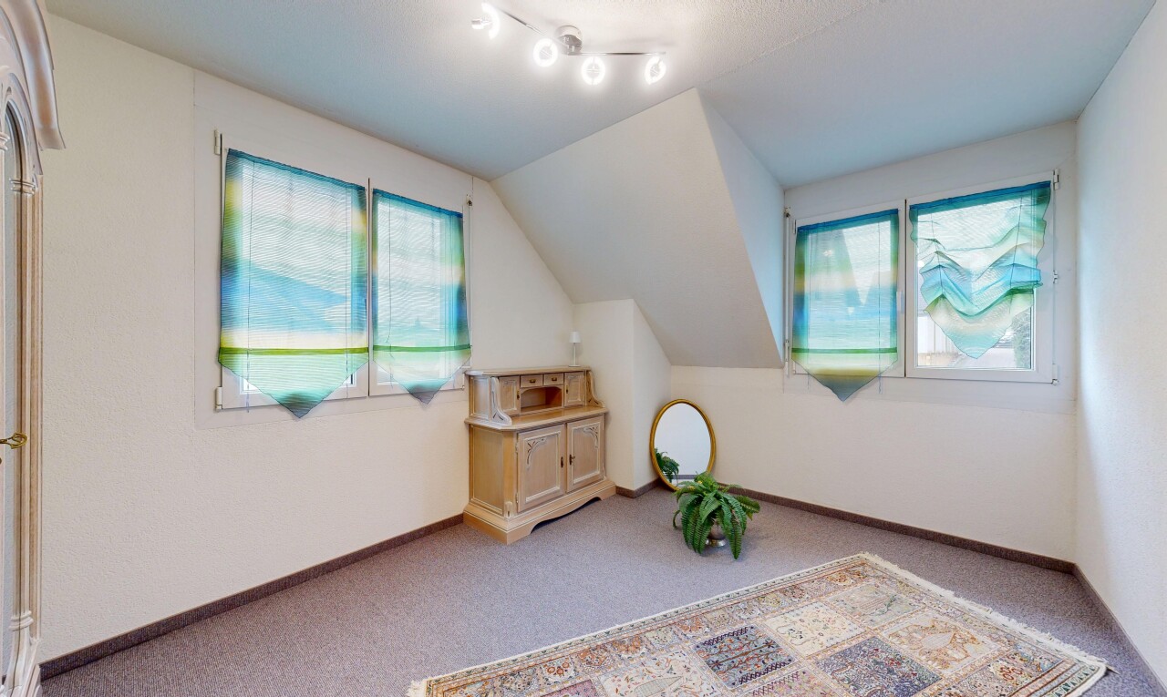 pièce vide avec moquette, carpet, plafond voûté, vaulted ceiling, et lumière naturelle