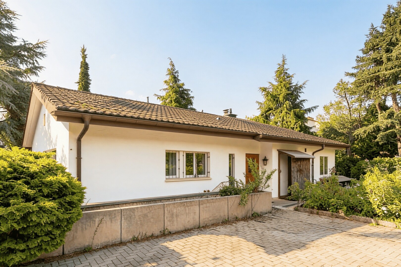 außenansicht mit ziegeldach, property visible, stuckverkleidung, und day time