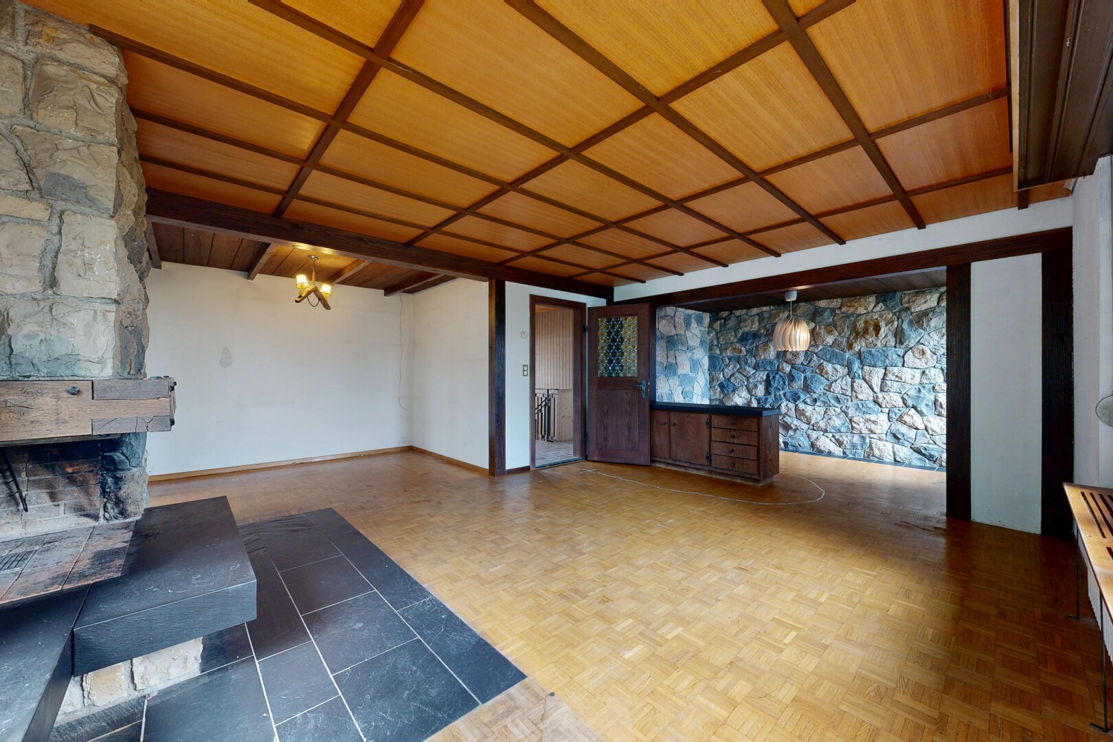 wohnzimmer mit steinwand, stone wall, gipskartonwand, drywall, und holzdecke