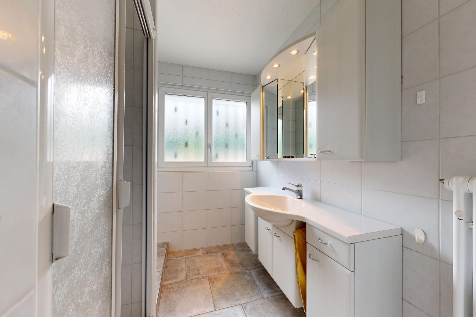 bad mit fliesenwand, tile wall, spiegel, schminktisch, und komplettes badezimmer