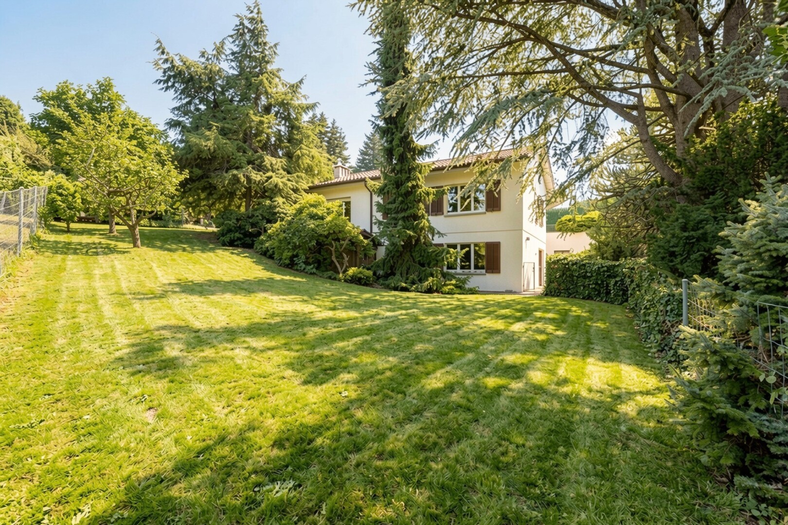 garten mit rasen, zaun, property visible, day time, und from property