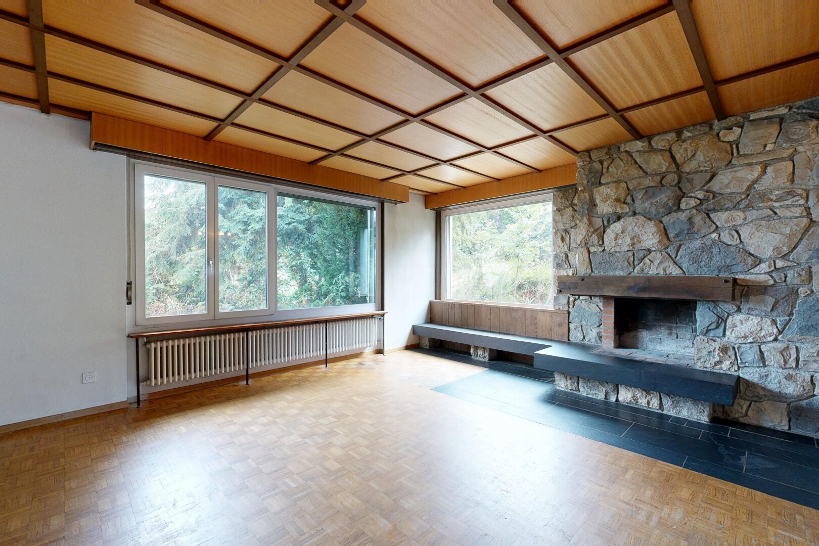 leerer raum mit gipskartonwand, drywall, kamin, natürliches licht, und kühler