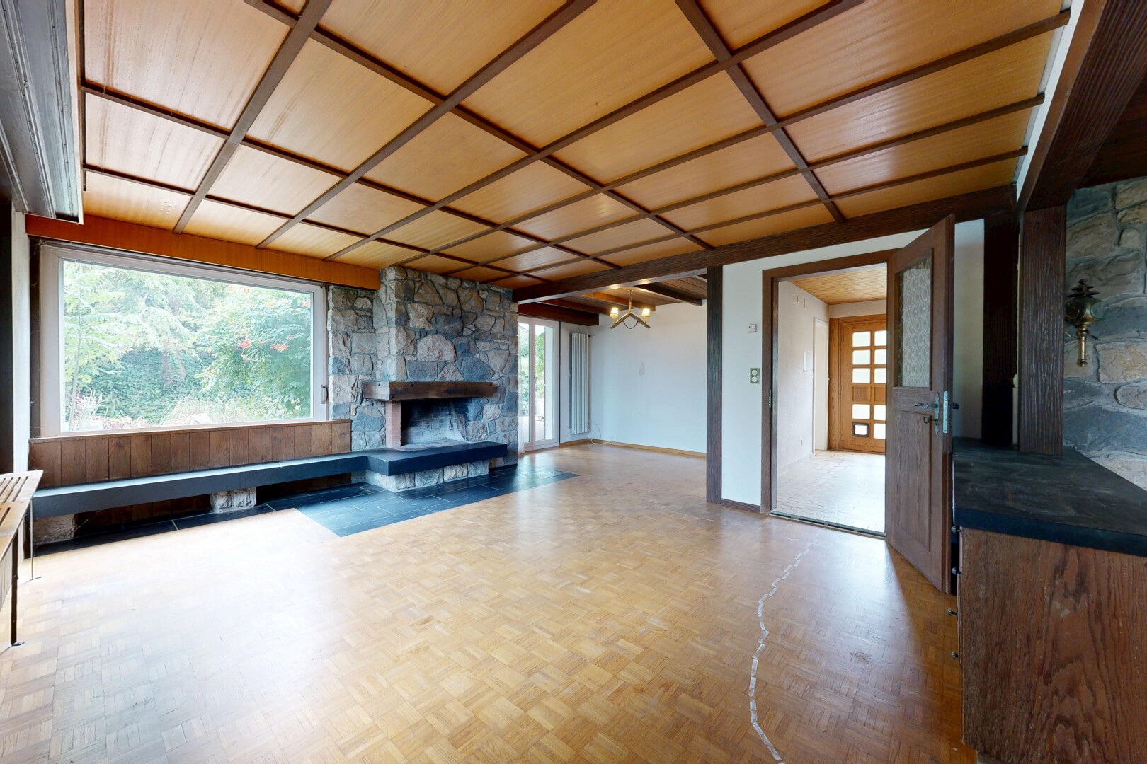 wohnzimmer mit kamin, steinwand, stone wall, holzfußboden, und wood finish floor