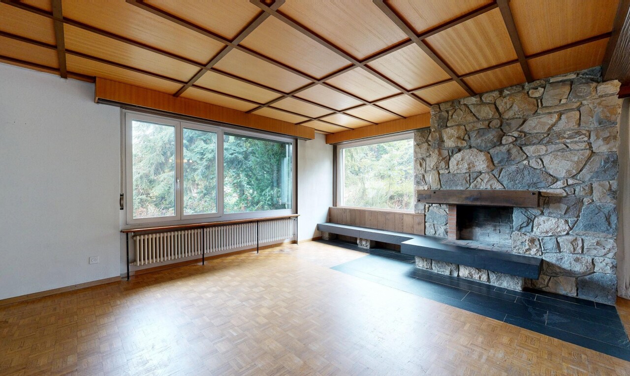 leerer raum mit gipskartonwand, drywall, kamin, natürliches licht, und kühler