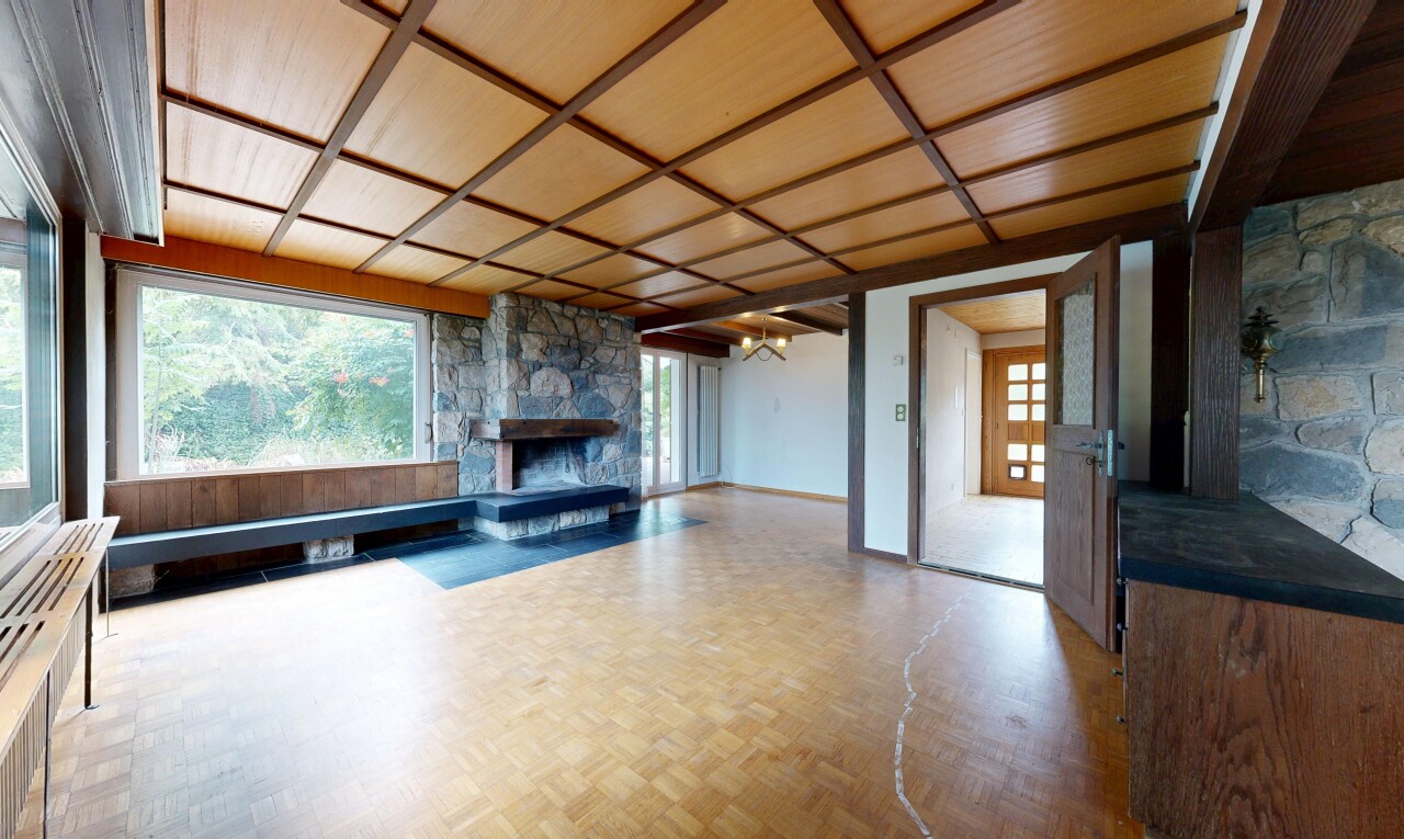 wohnzimmer mit kamin, steinwand, stone wall, holzfußboden, und wood finish floor