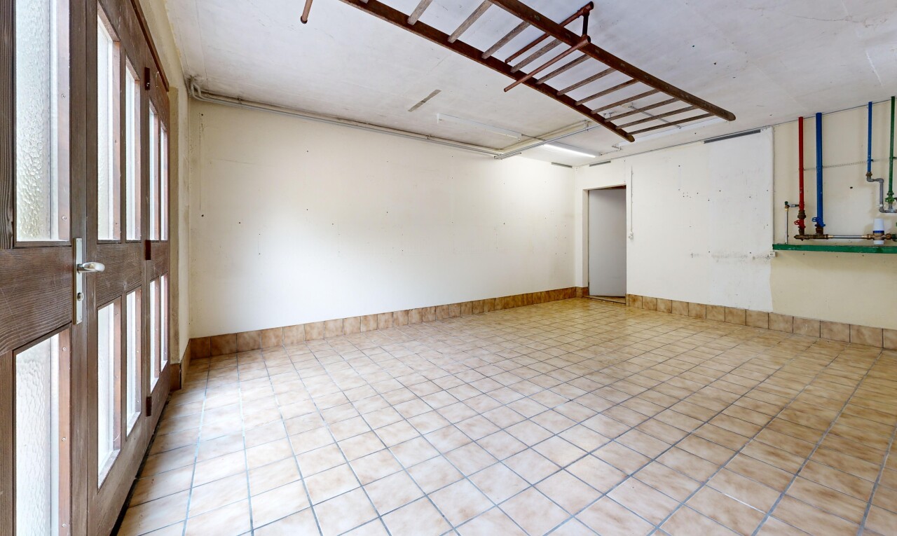 leerer raum mit drywall, gipskartonwand, inside community, tile floor, und fliesenboden