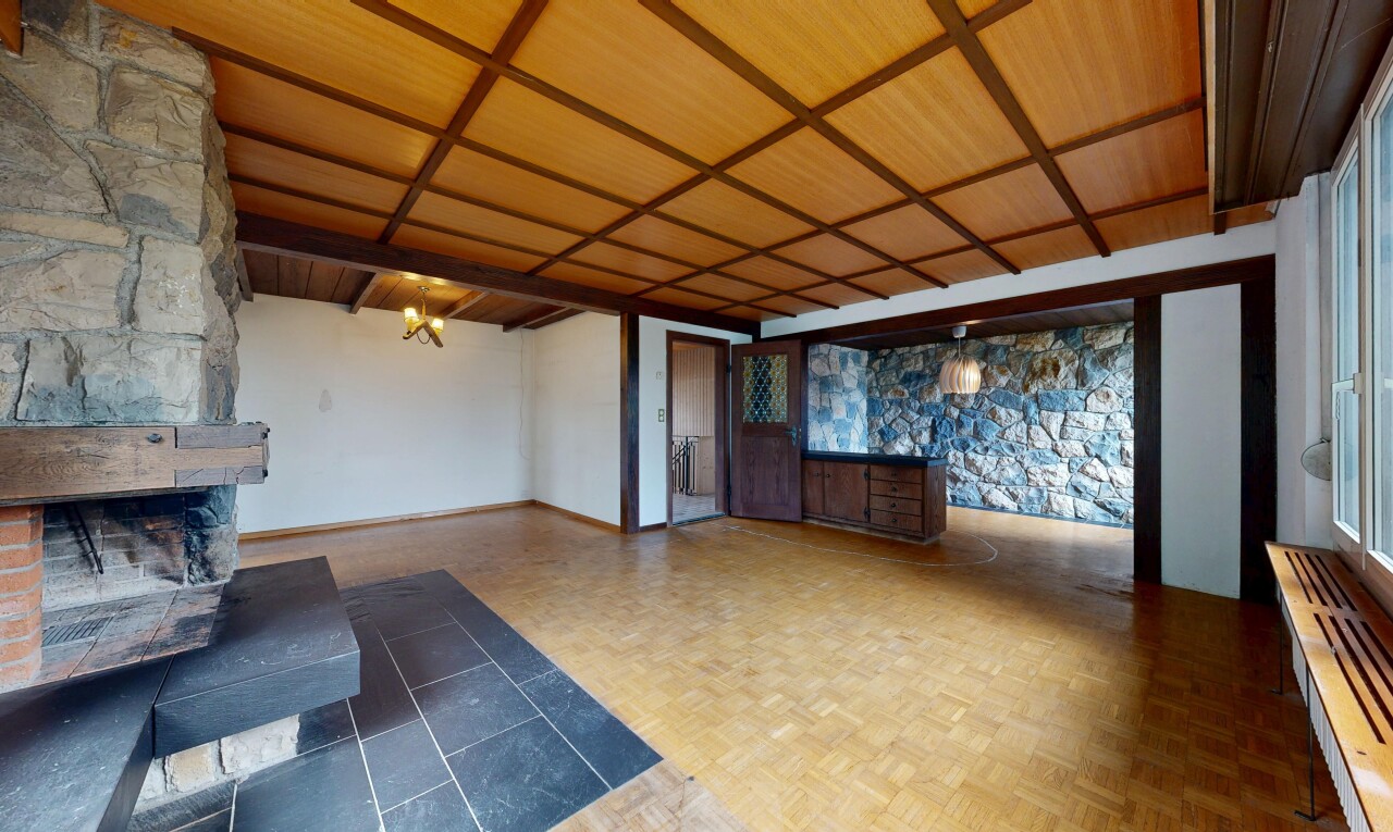 wohnzimmer mit steinwand, stone wall, gipskartonwand, drywall, und holzdecke