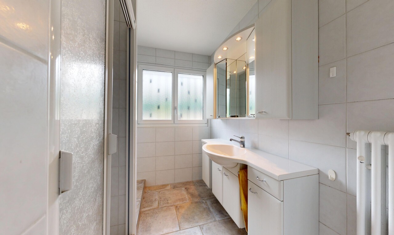 bad mit fliesenwand, tile wall, spiegel, schminktisch, und komplettes badezimmer