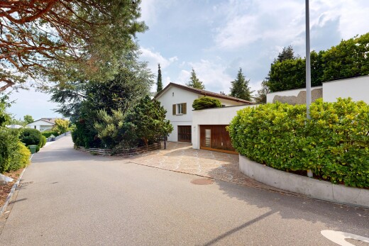 außenansicht mit garage, auffahrt, und day time