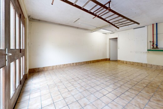 leerer raum mit drywall, gipskartonwand, inside community, tile floor, und fliesenboden
