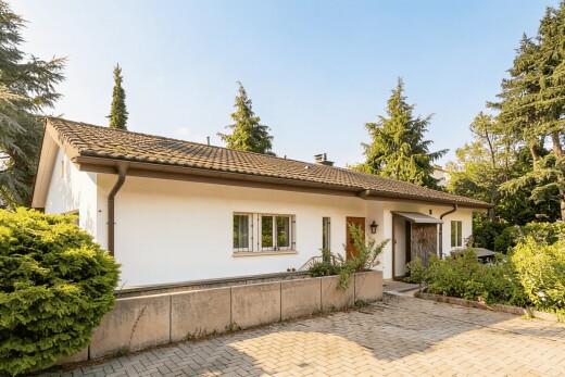 außenansicht mit ziegeldach, property visible, stuckverkleidung, und day time