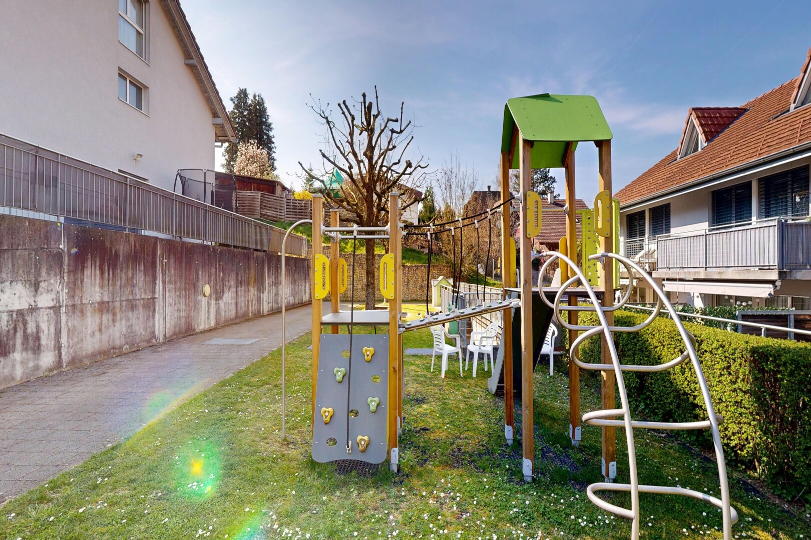 garten mit rasen, spielplatz, zaun, und day time