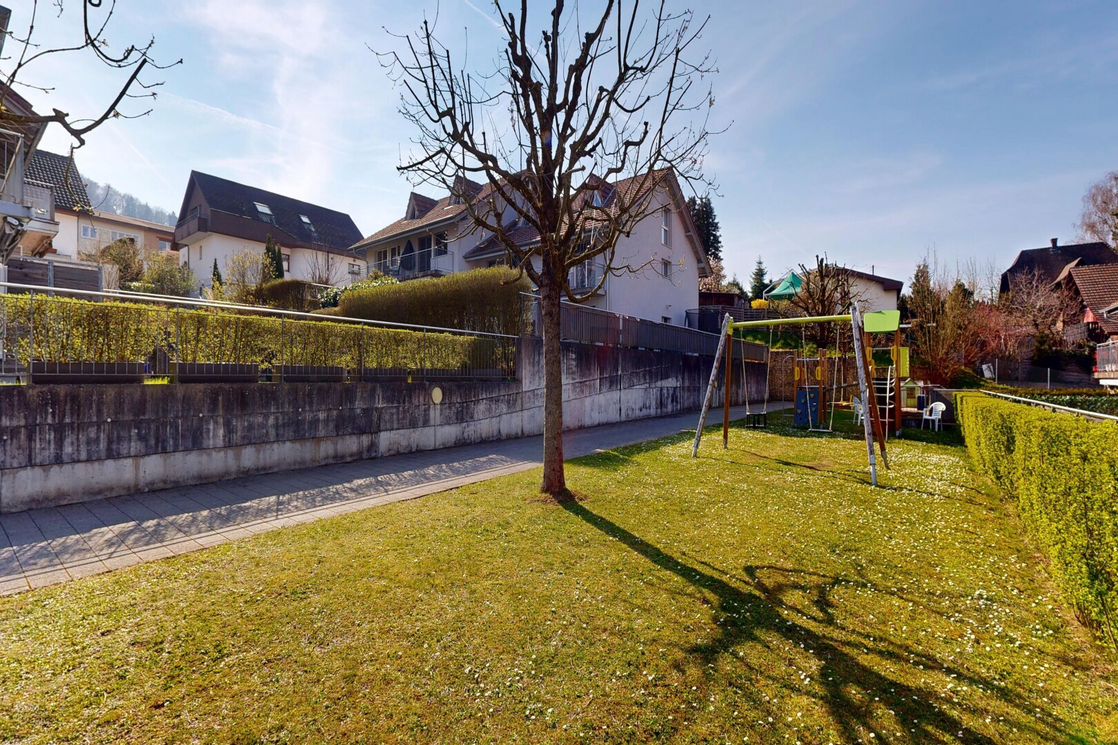 garten mit day time, zaun, rasen, spielplatz, und wohngebietblick