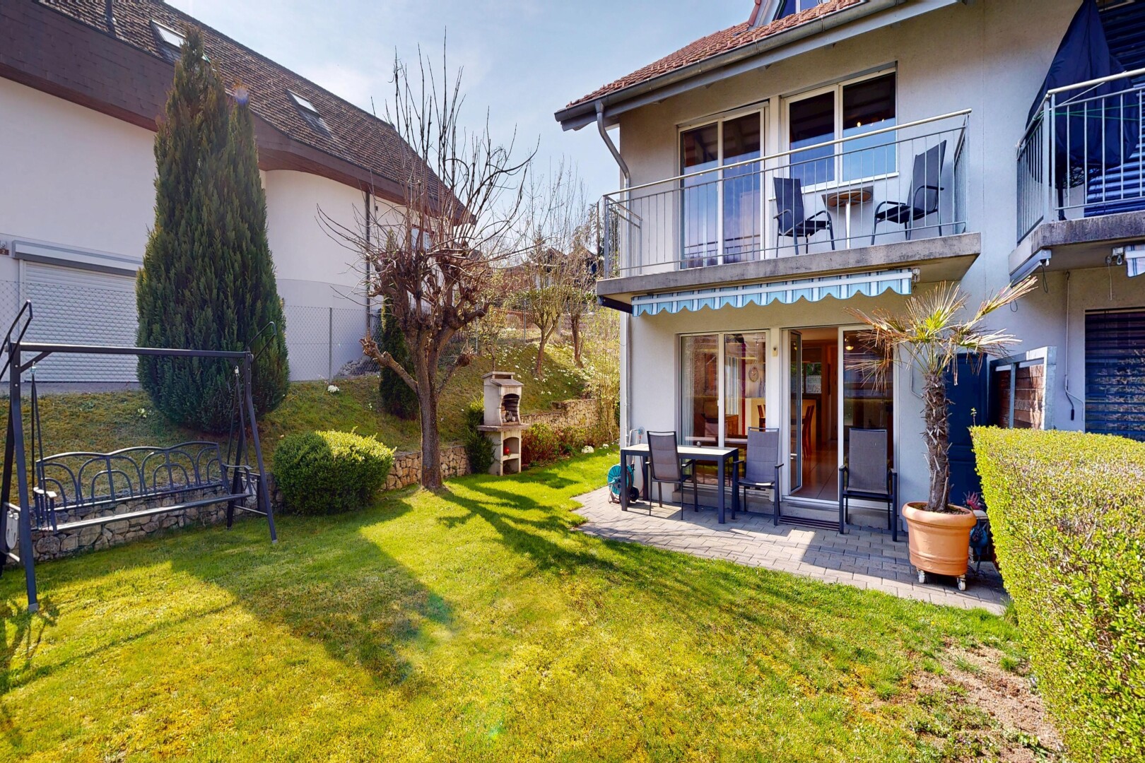 außenansicht mit balkon, stuckverkleidung, terrasse, from property, und markise