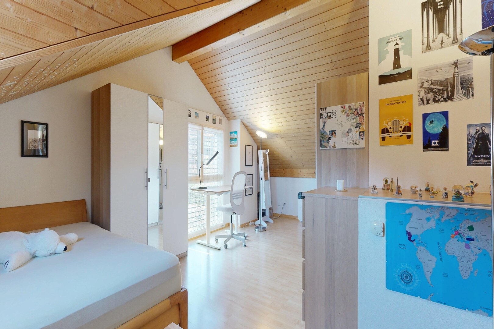 zimmer / schlafzimmer mit inside property, natürliches licht, natural light, dachschräge, und vaulted ceiling