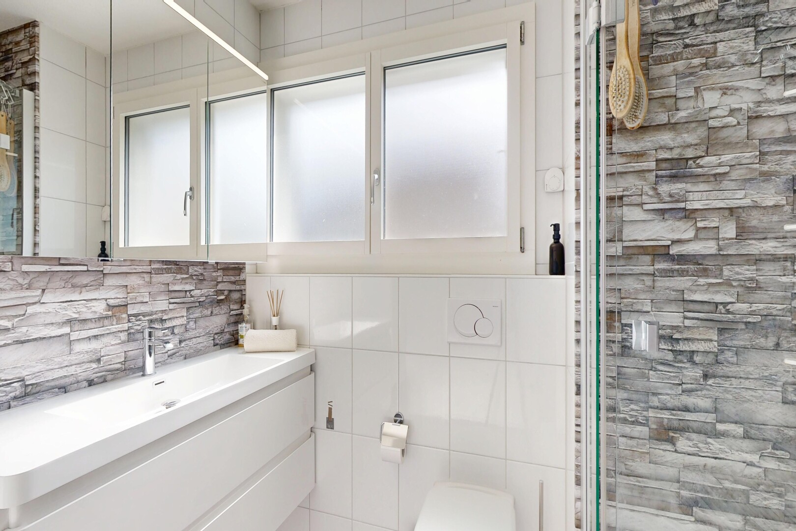 bad mit komplettes badezimmer, schminktisch, inside property, fliesenwand, und tile wall