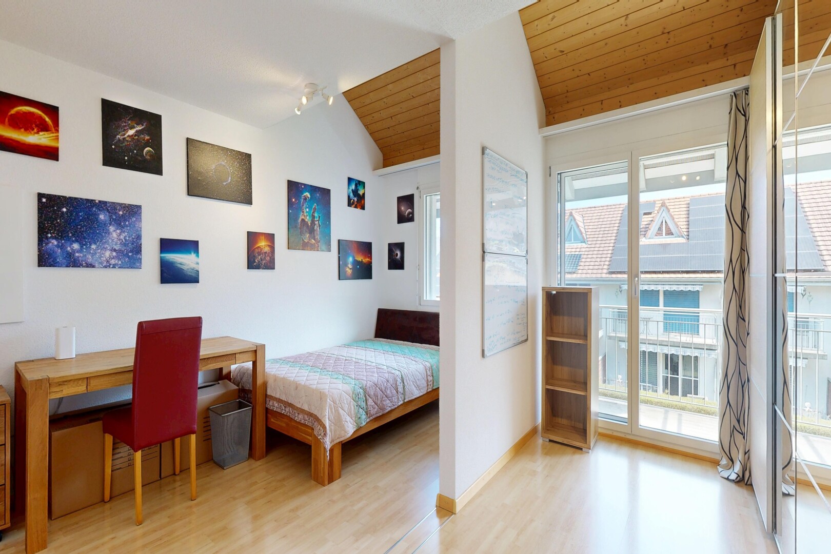 zimmer / schlafzimmer mit holzdecke, wood ceiling, inside property, natürliches licht, und natural light