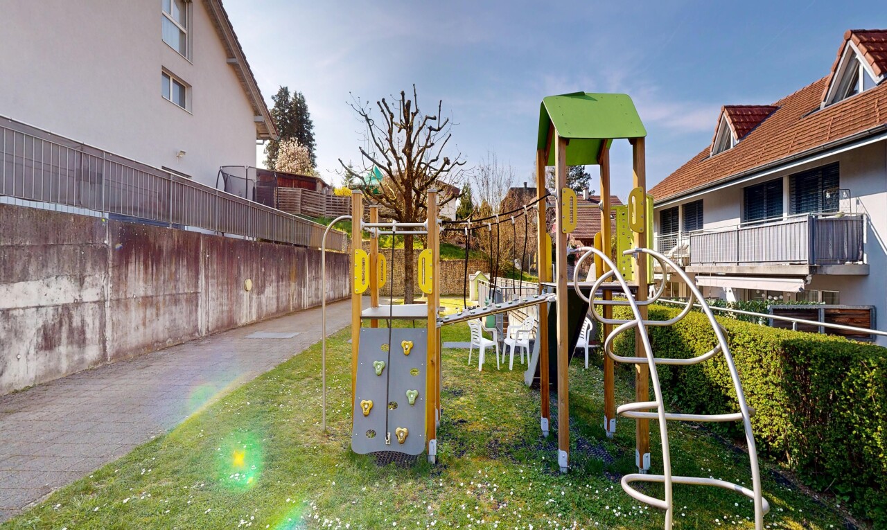 garten mit rasen, spielplatz, zaun, und day time