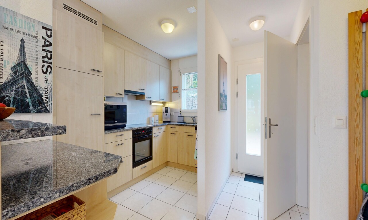 küche mit dark countertops, light floor, light brown cabinets, hellbraune schränke, und natural light