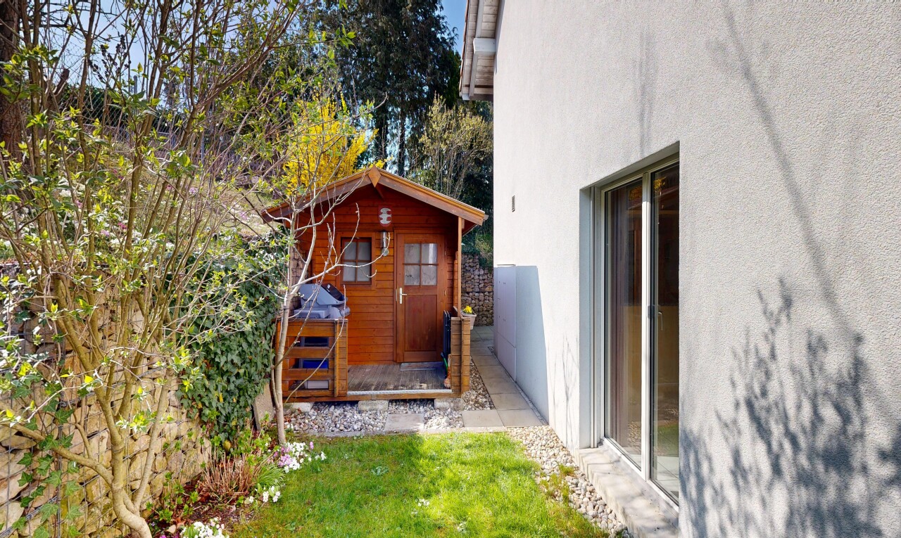 außenansicht mit außenansicht, stuckverkleidung, und from property
