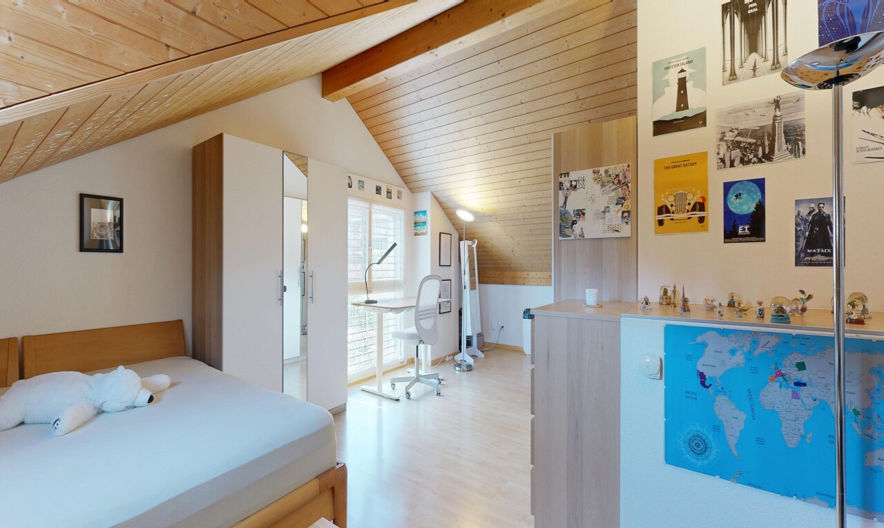 zimmer / schlafzimmer mit inside property, natürliches licht, natural light, dachschräge, und vaulted ceiling