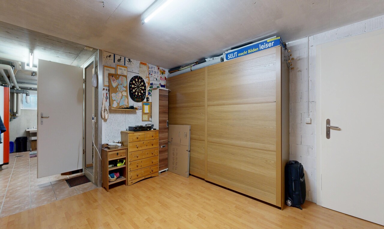 zimmer / schlafzimmer mit inside property, low ceiling, niedrige decke, light floor, und wood finish floor