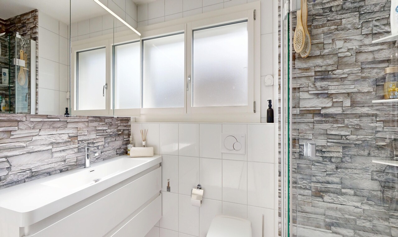 bad mit komplettes badezimmer, schminktisch, inside property, fliesenwand, und tile wall