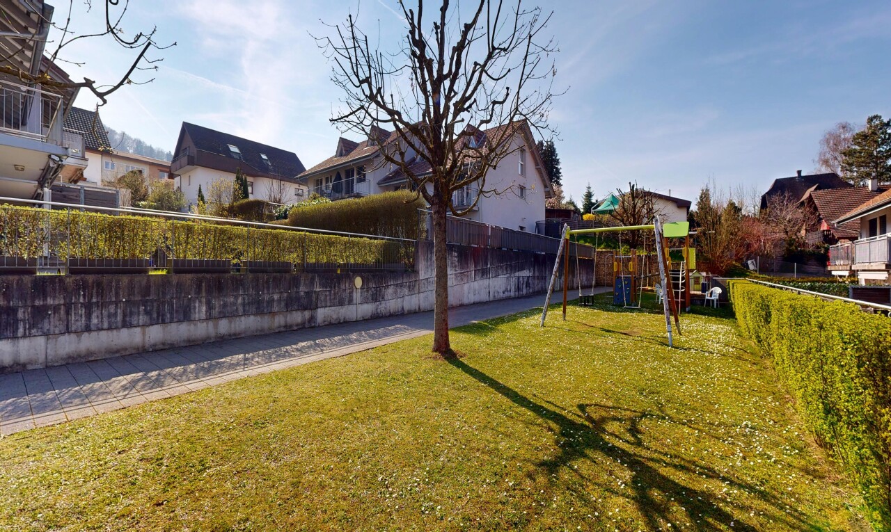 garten mit day time, zaun, rasen, spielplatz, und wohngebietblick