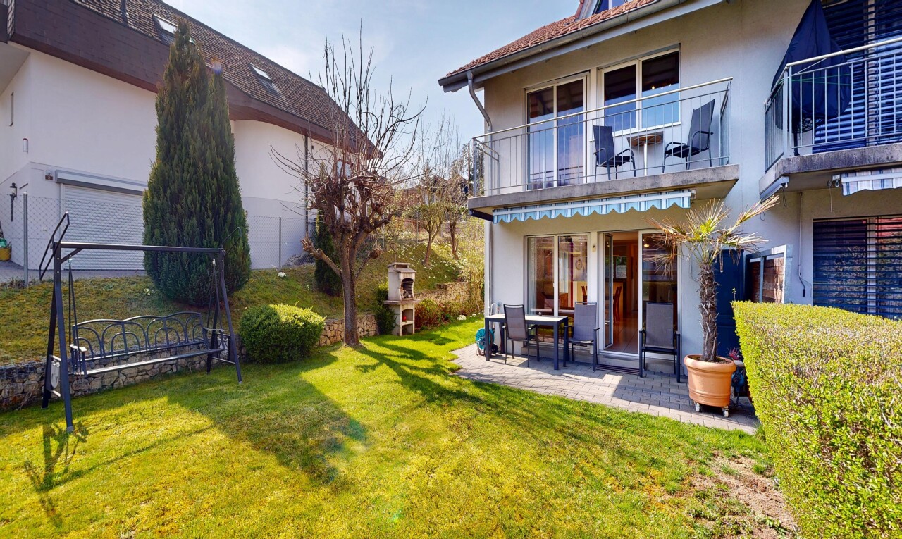 außenansicht mit balkon, stuckverkleidung, terrasse, from property, und markise