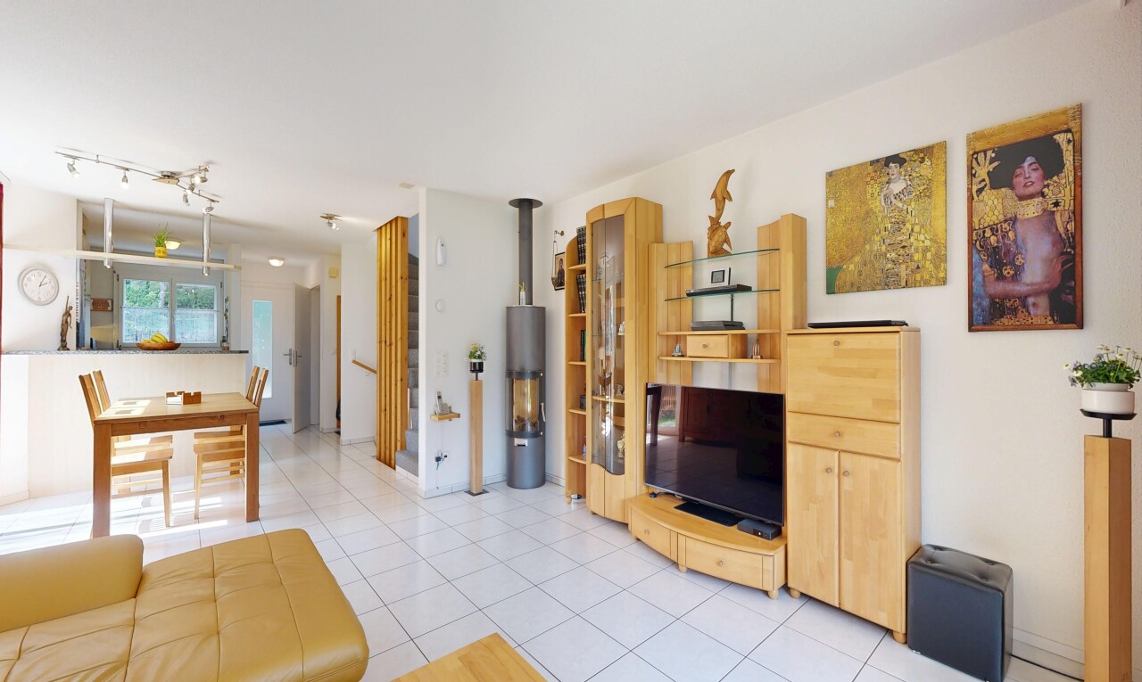 wohn- / esszimmer mit inside property, fernseher, drywall, gipskartonwand, und light floor