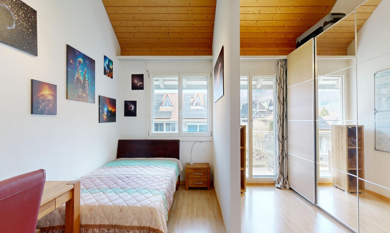 zimmer / schlafzimmer mit natürliches licht, natural light, inside property, holzdecke, und wood ceiling