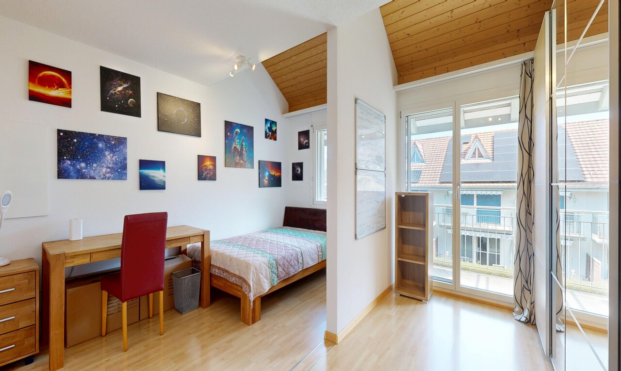 zimmer / schlafzimmer mit holzdecke, wood ceiling, inside property, natürliches licht, und natural light