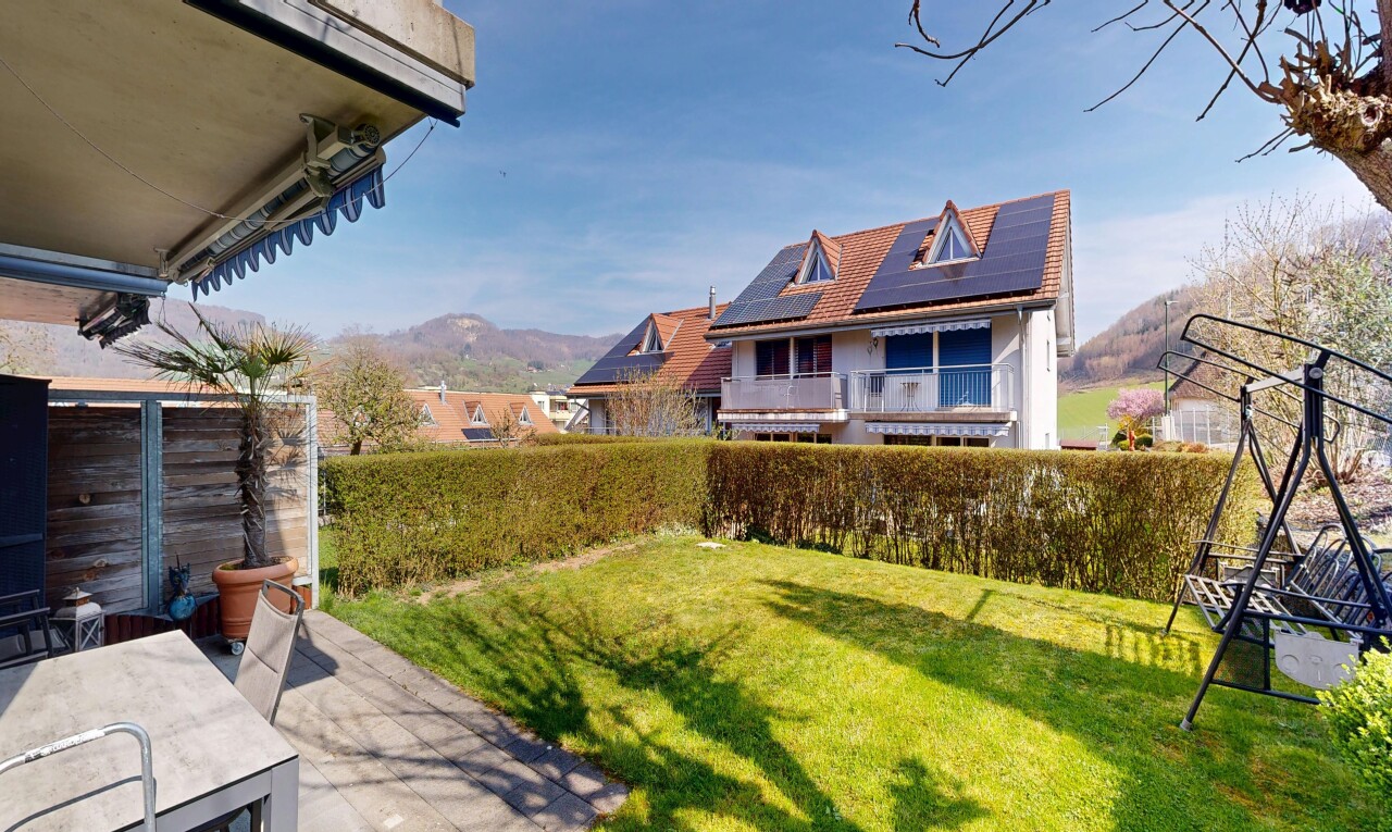 außenansicht mit zaun, from property, markise, rasen, und day time