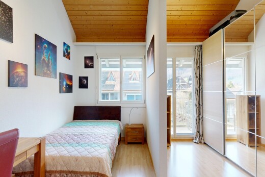 chambre avec lumière naturelle, natural light, inside property, plafond en bois, et wood ceiling