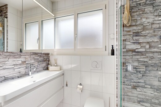 bad mit komplettes badezimmer, schminktisch, inside property, fliesenwand, und tile wall